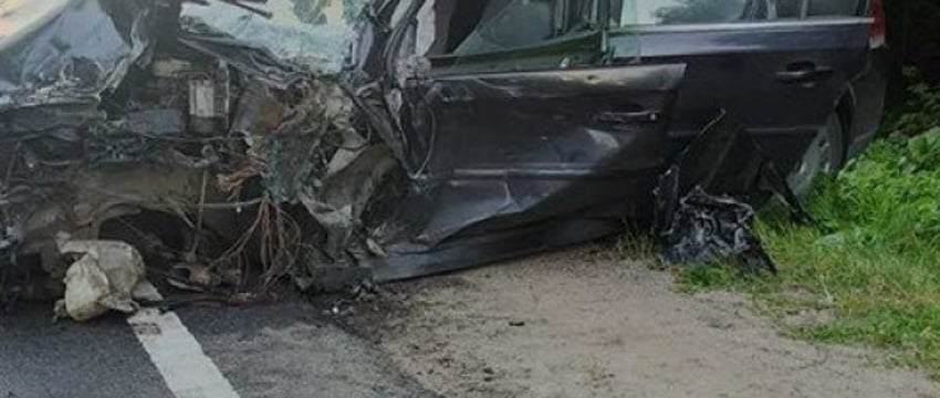 Легковушка с детьми в салоне врезалась во встречный грузовик после наезда на лося