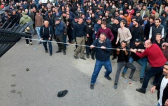 Президент Абхазии покинул столицу после протестов