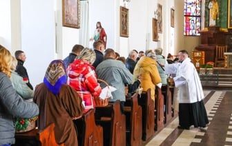 Брестчане приходят в костелы освятить блюда к пасхальному столу