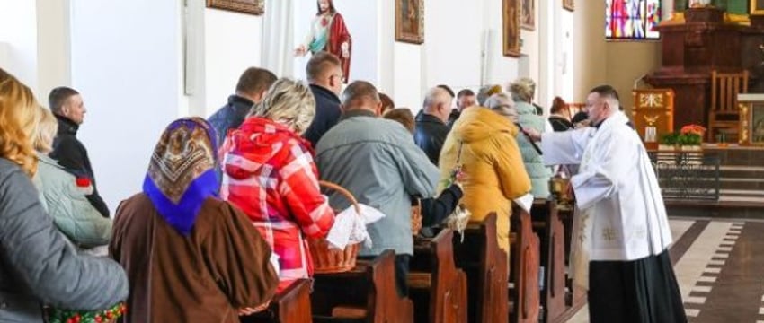 Брестчане приходят в костелы освятить блюда к пасхальному столу