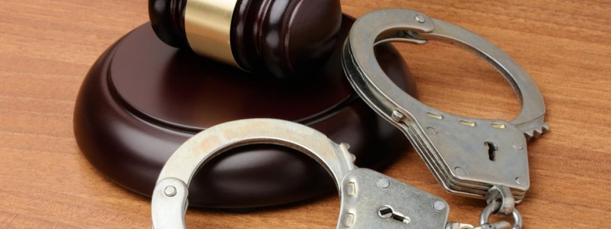 В Островце неизвестный напал на женщину с ножом