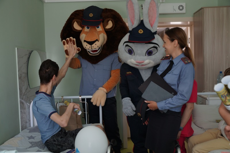 В Бресте «Зайка» и «Лев» посетили ребят в детской областной больнице
