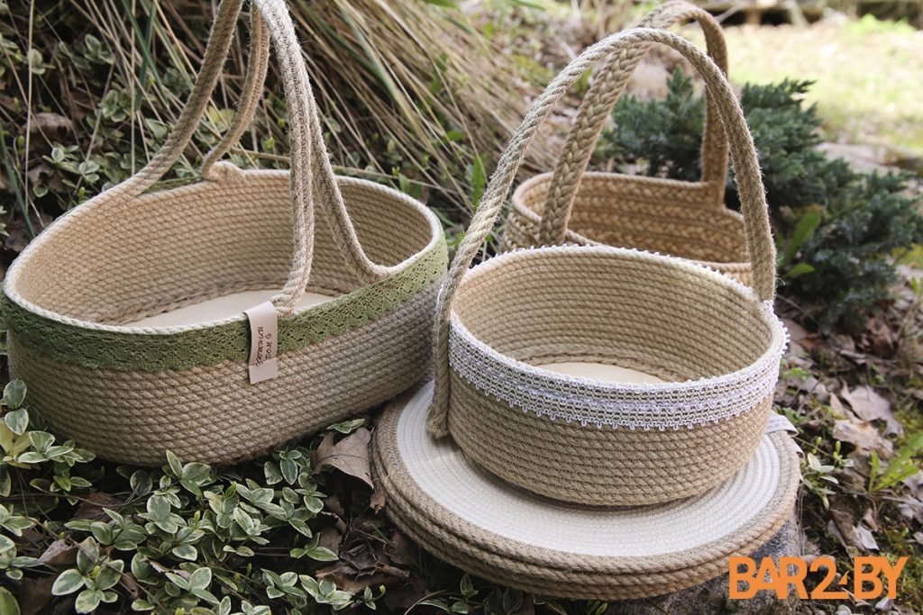 Как учитель физкультуры из Брестской области стала шить салфетки и корзины из джута