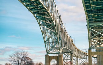 На белорусско-польской границе скопилось 750 легковушек и 25 автобусов