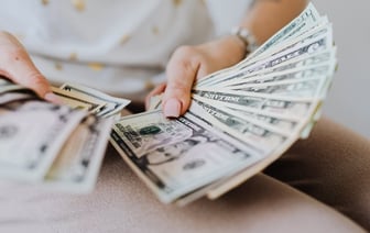 ЕАБР прогнозирует в 2025 году дальнейший рост зарплат в Беларуси