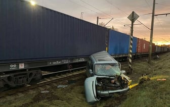 Под Борисовом минивэн попал под грузовой поезд – водитель погибла — Фото