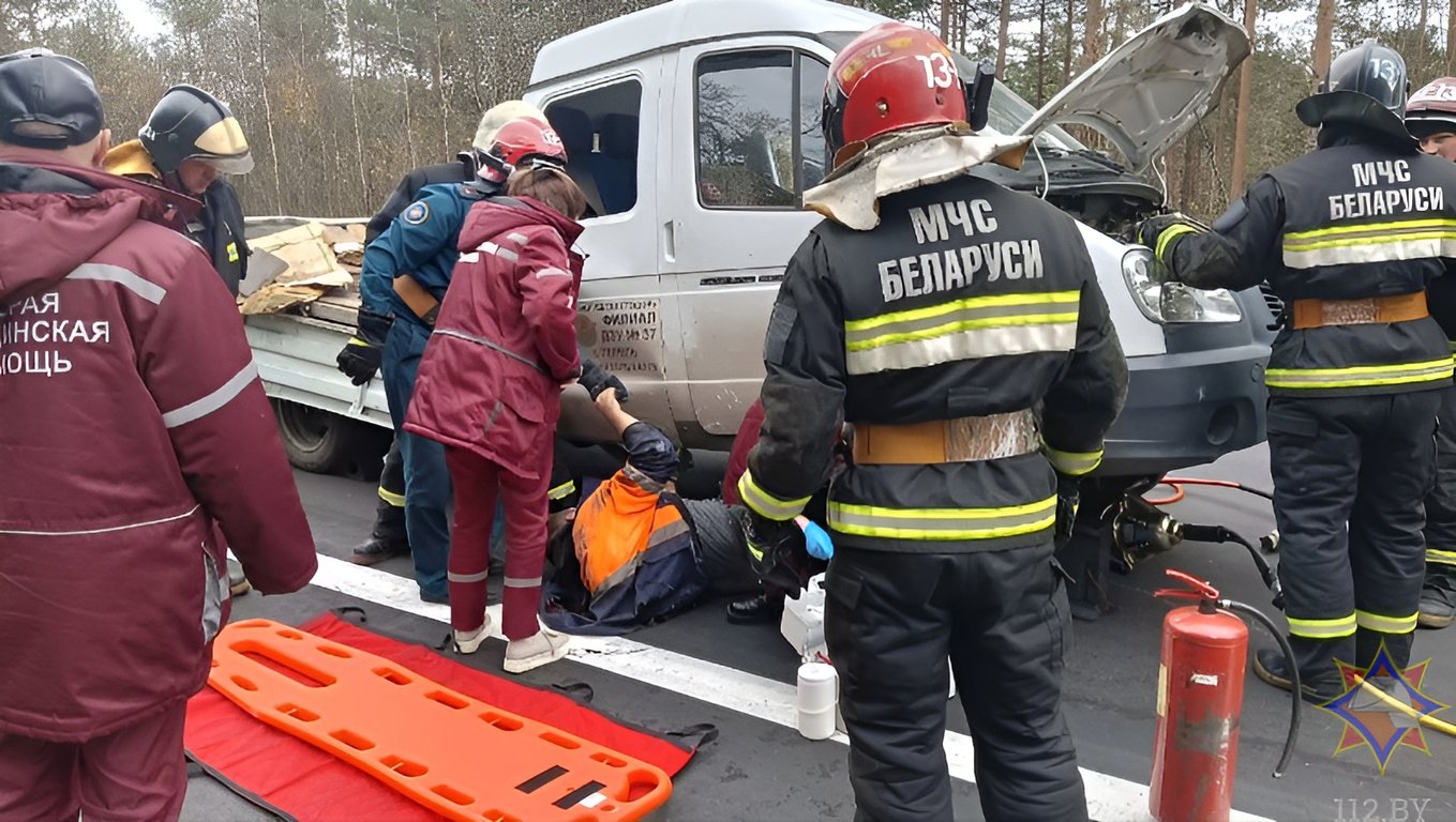 В Лепельском районе микроавтобус врезался в стоящий грузовик, и тот наехал на дорожника. Фото МЧС