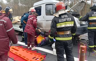 В Лепельском районе микроавтобус врезался в стоящий грузовик, и тот наехал на дорожника