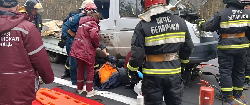 В Лепельском районе микроавтобус врезался в стоящий грузовик, и тот наехал на дорожника