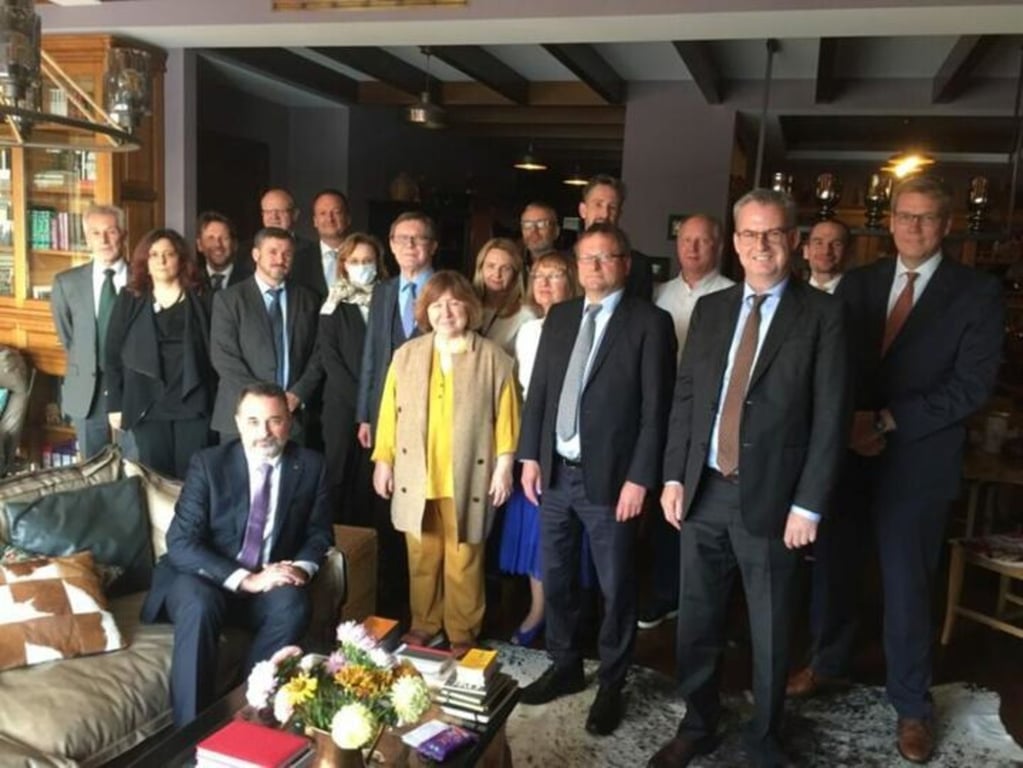 Дипломаты западных стран в квартире Светланы Алексиевич. Август 2020 года. Фото: Х-аккаунт Светланы Тихановской