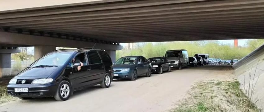 На границе Беларуси и Польши торгуют местами в очереди