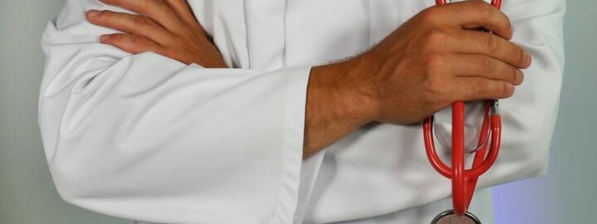 «Что вы тут делаете, вы же уволены». В Гомеле врач-руководитель с большим стажем только в конце смены узнал, что потерял работу