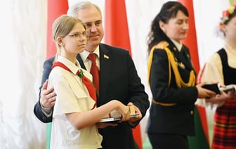 Мэр Гомеля вручил паспорта лучшим школьникам