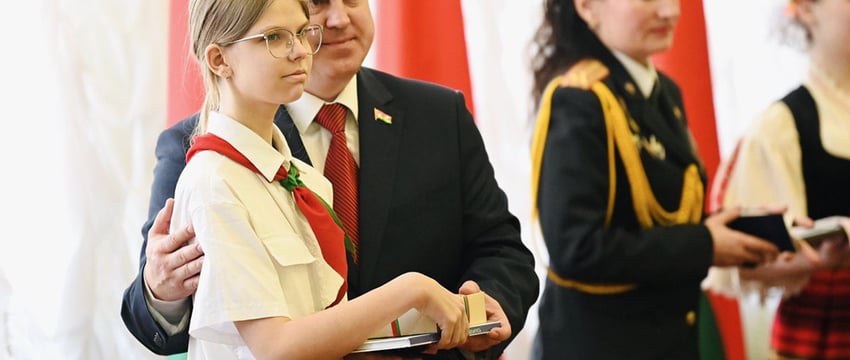 Мэр Гомеля вручил паспорта лучшим школьникам