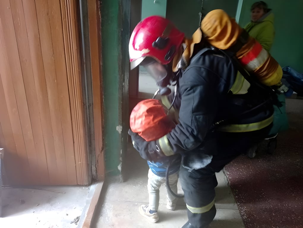 Пожарный с ребенком. Фото МЧС