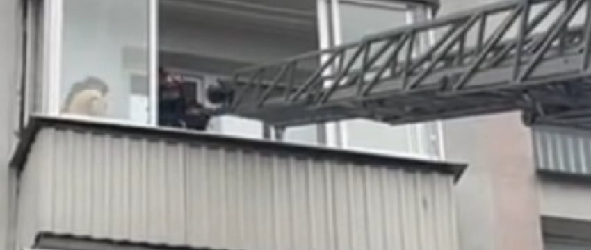 В Беларуси двухлетняя девочка заперла мать на балконе. Пришлось вмешаться спасателям