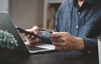 «Белинвестбанк» предупредил белорусов о «поэтапном отключении» устаревшего мобильного банкинга. Кого коснется?