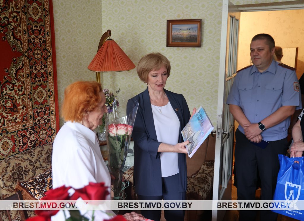 Новый паспорт в 100-летний юбилей вручили жительнице Бреста