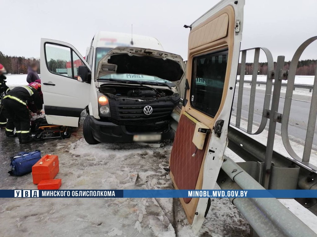 Маршрутка влетела в ограждение, 10 пассажиров в больнице