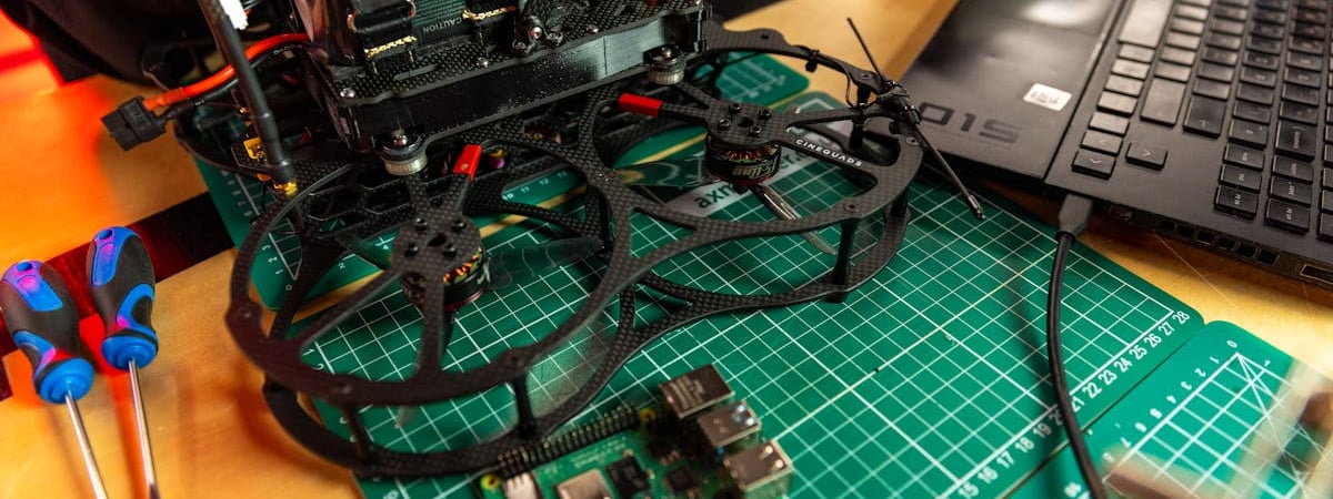 Беспилотник атаковал российский НПЗ в 1500 км от линии фронта — Видео