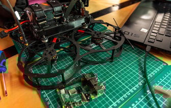 Беспилотник атаковал российский НПЗ в 1500 км от линии фронта — Видео