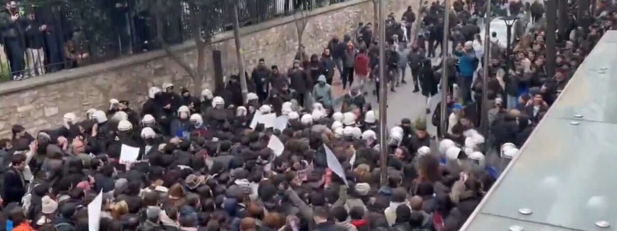 В Турции начались беспорядки после ареста лидера оппозиции — Видео