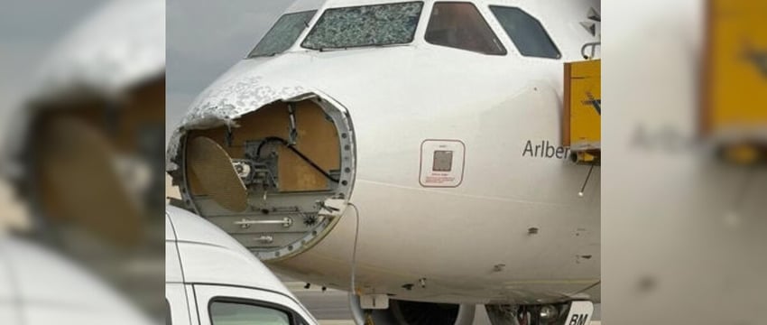 Град Повредил Носовую Часть И Стекла Кабины Пилотов Самолета Австрийской Авиакомпании