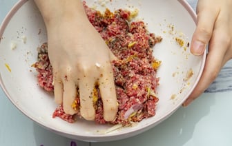 Добавьте к фаршу 2 столовые ложки этого продукта. Котлеты получатся в разы сочнее — Полезно