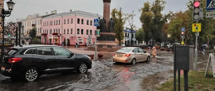 Улицы Бреста превратились в реки из-за мощного ливня