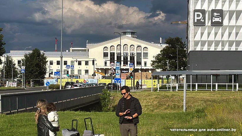 «Кто стоял, кто сидел, кто лежал на траве». Белорусы с билетами из Вильнюса не могли уехать домой: автобусы застряли на границе