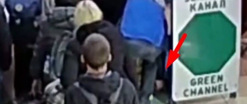 В пункте пропуска «Брест» мужчина сбросил наркотики под досмотровый стол — видео