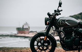 «Как он тут оказался?» — В Черном море под Одессой сняли на видео пингвина — Видео