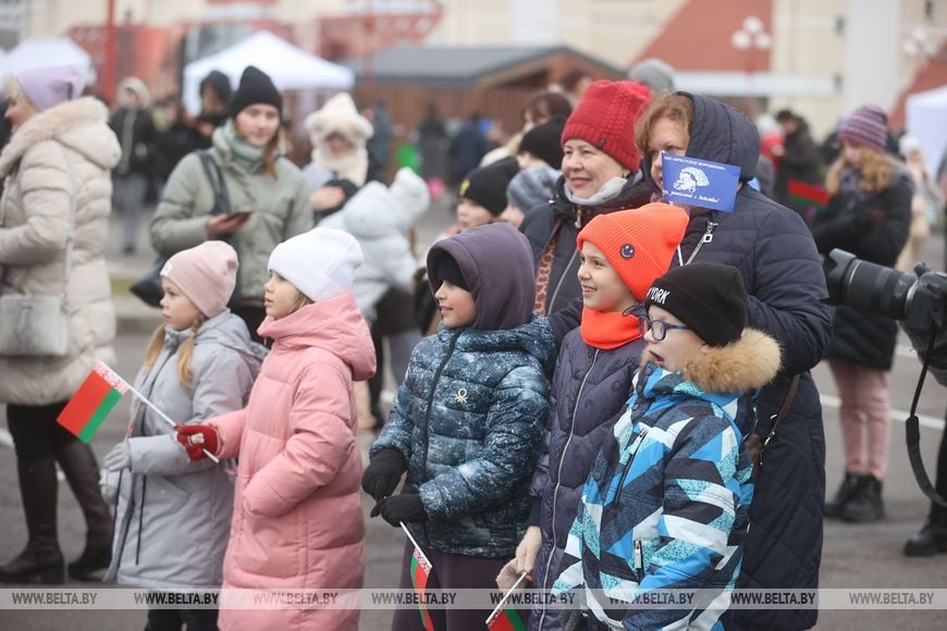 Показываем выступление десантников в Бресте у Ледового дворца
