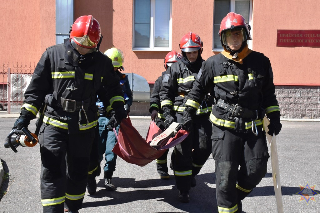 Что брестские спасатели делали в областном роддоме? Рассказываем