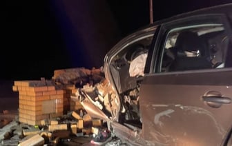 Автомобиль столкнулся с кирпичной стелой «Столин»