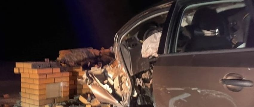 Автомобиль столкнулся с кирпичной стелой «Столин»