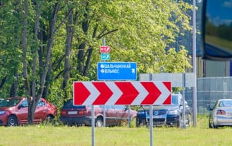 «Через Турцию — 5 000 евро сверху». Какие остались пути доставки «зависших» в Литве машин