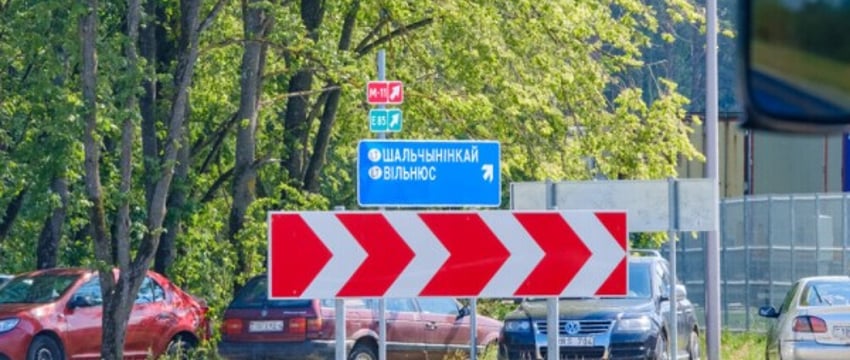 «Через Турцию — 5 000 евро сверху». Какие остались пути доставки «зависших» в Литве машин