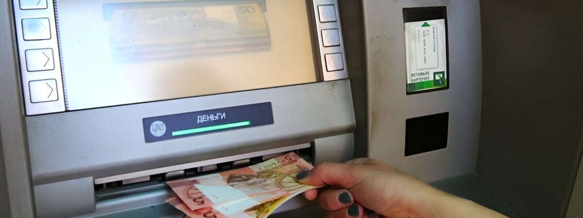 Один из банков решил снимать с белорусов почти 5 рублей за выдачу наличных. Но есть нюанс