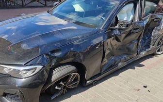 В Гомеле легковушку после аварии отбросило на тротуар в пешехода. Есть видео