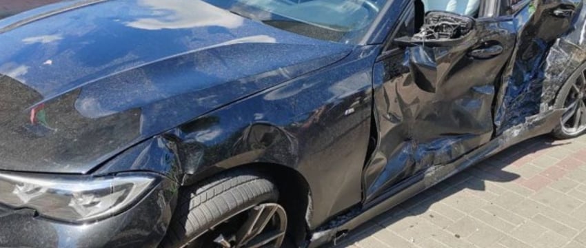 В Гомеле легковушку после аварии отбросило на тротуар в пешехода. Есть видео