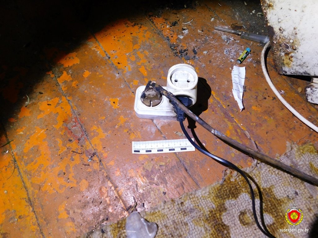 Он просто хотел зарядить телефон. 54-летнего мужчину убило ударом тока