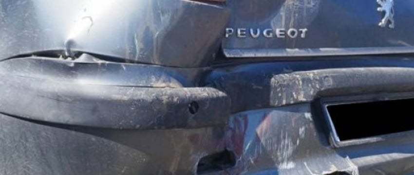 Пьяный водитель не справился с управлением и повредил забор в Белоозерске