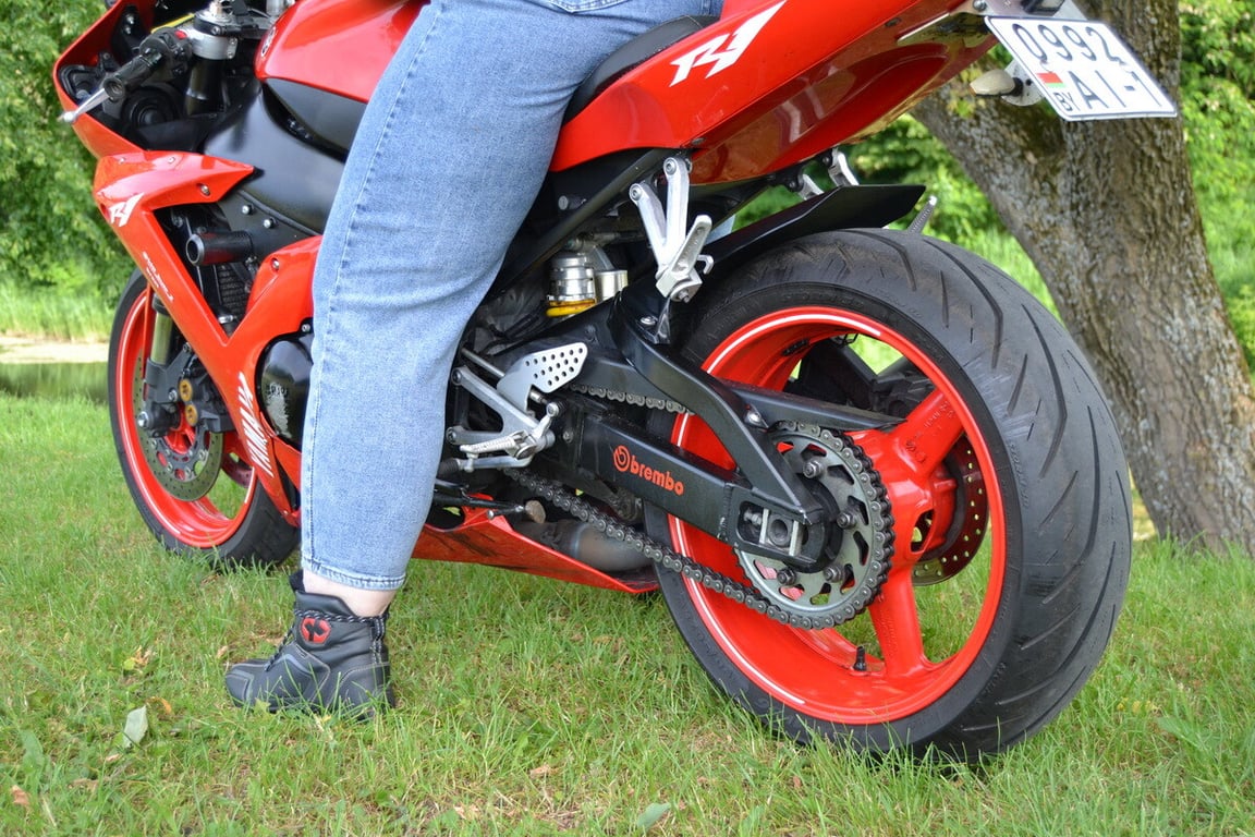 Многодетная мама рассекает на «суперспорте» Yamaha YZF-R1 по Бресту