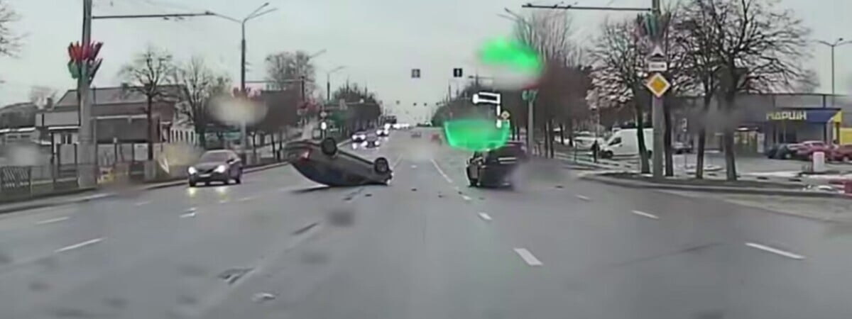 На видео попало, как пьяный водитель в Могилёве подрезал и перевернул легковушку — Видео