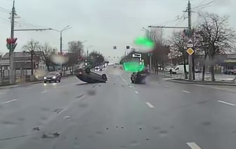 На видео попало, как пьяный водитель в Могилёве подрезал и перевернул легковушку — Видео