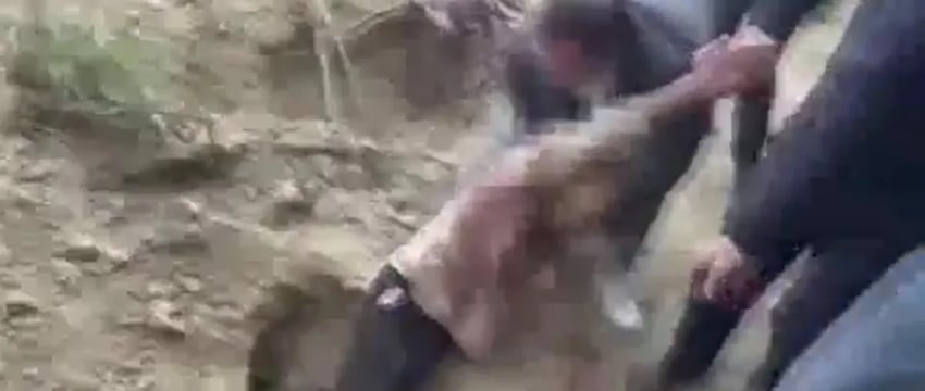 Мужчину, похороненного заживо на 4 дня, спасли после того, как полицейские услышали его приглушенные крики.