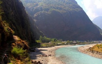 В Непале автобус упал в горном районе: погибли 27 человек