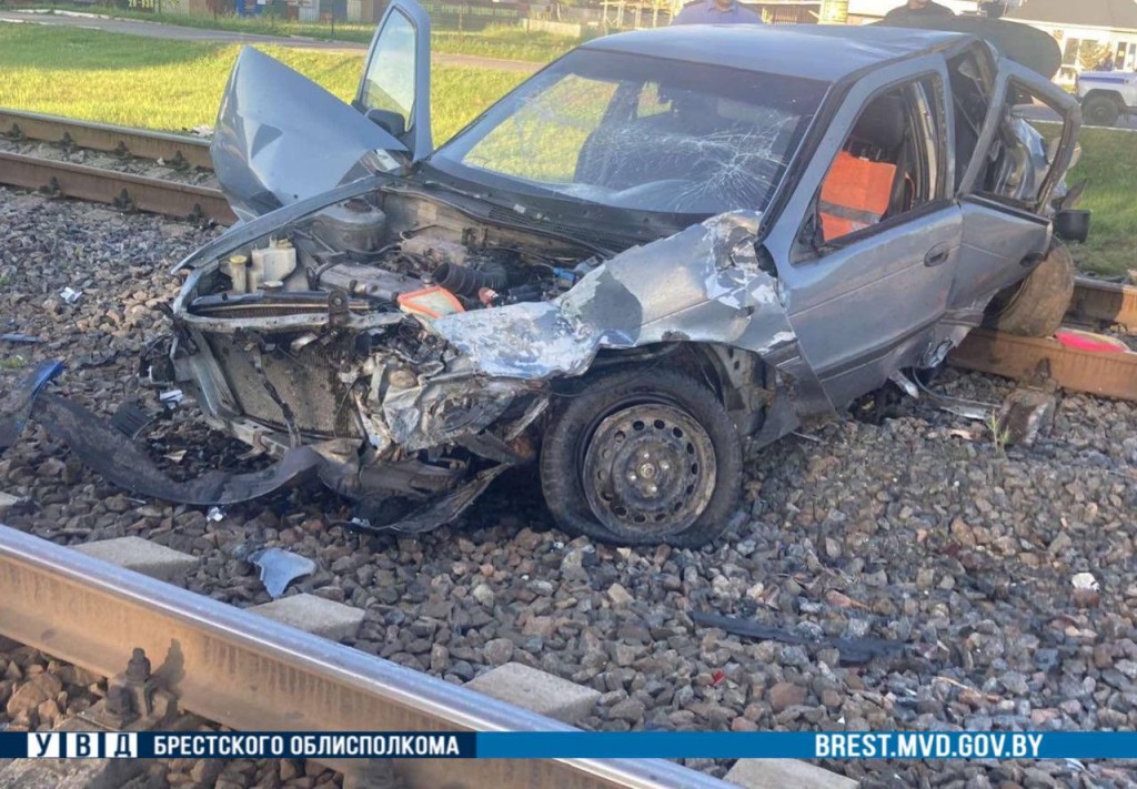 Kia столкнулся с поездом в Ганцевичах – четверых пострадавших увезли в больницу