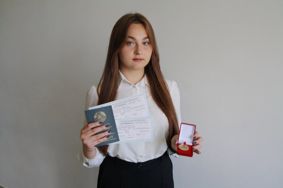 «Мечтает стать стоматологом». Ещё одна белоруска вместе с аттестатом получила 400 баллов